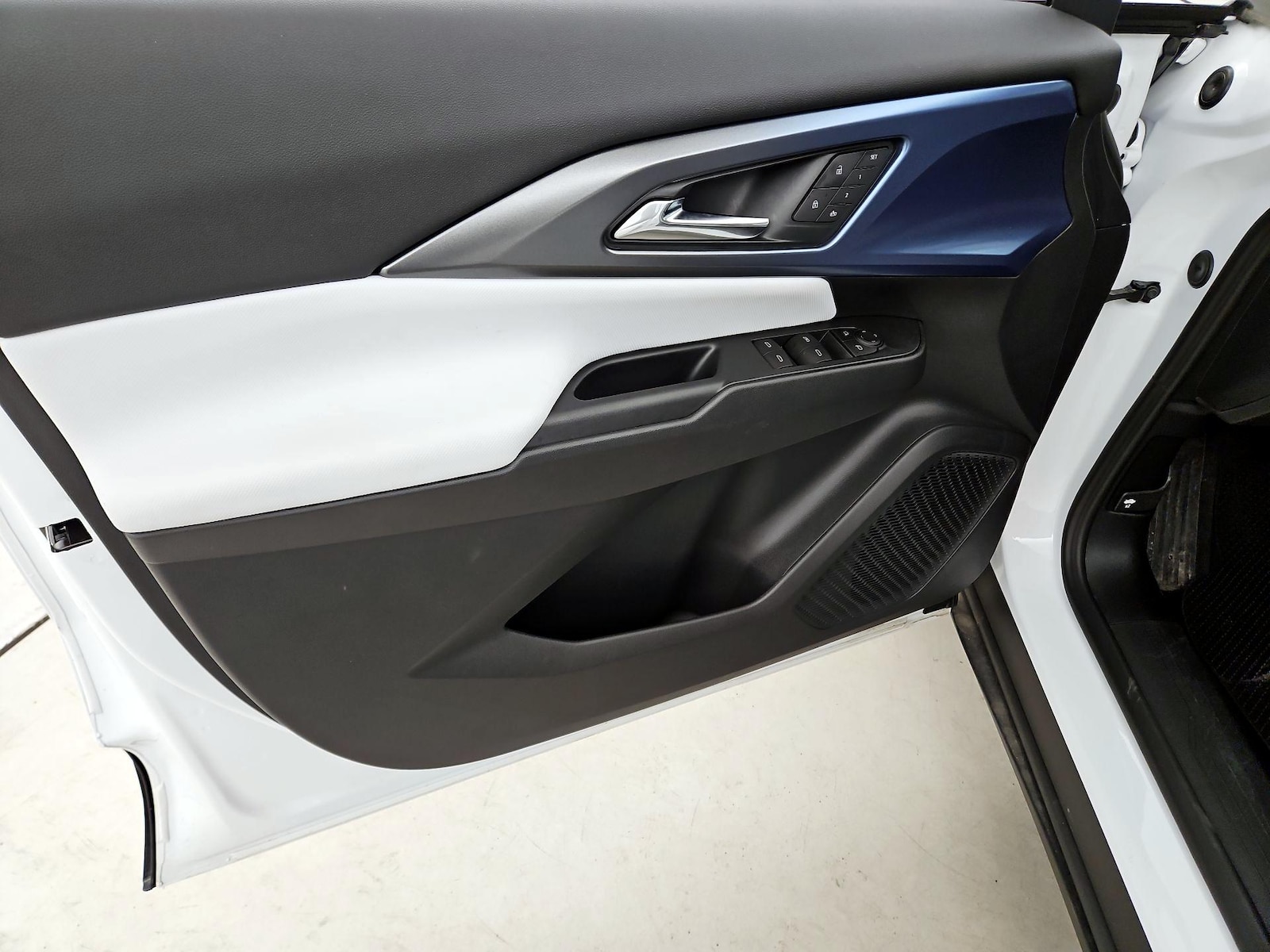 2025 Chevrolet Equinox EV LT - Photo 13