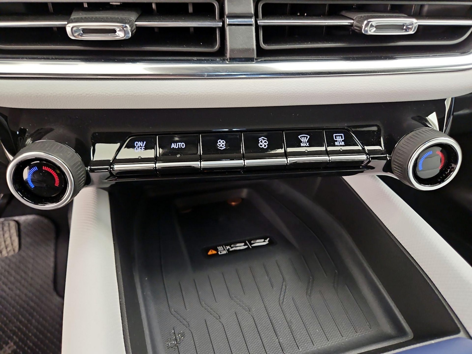 2025 Chevrolet Equinox EV LT - Photo 18
