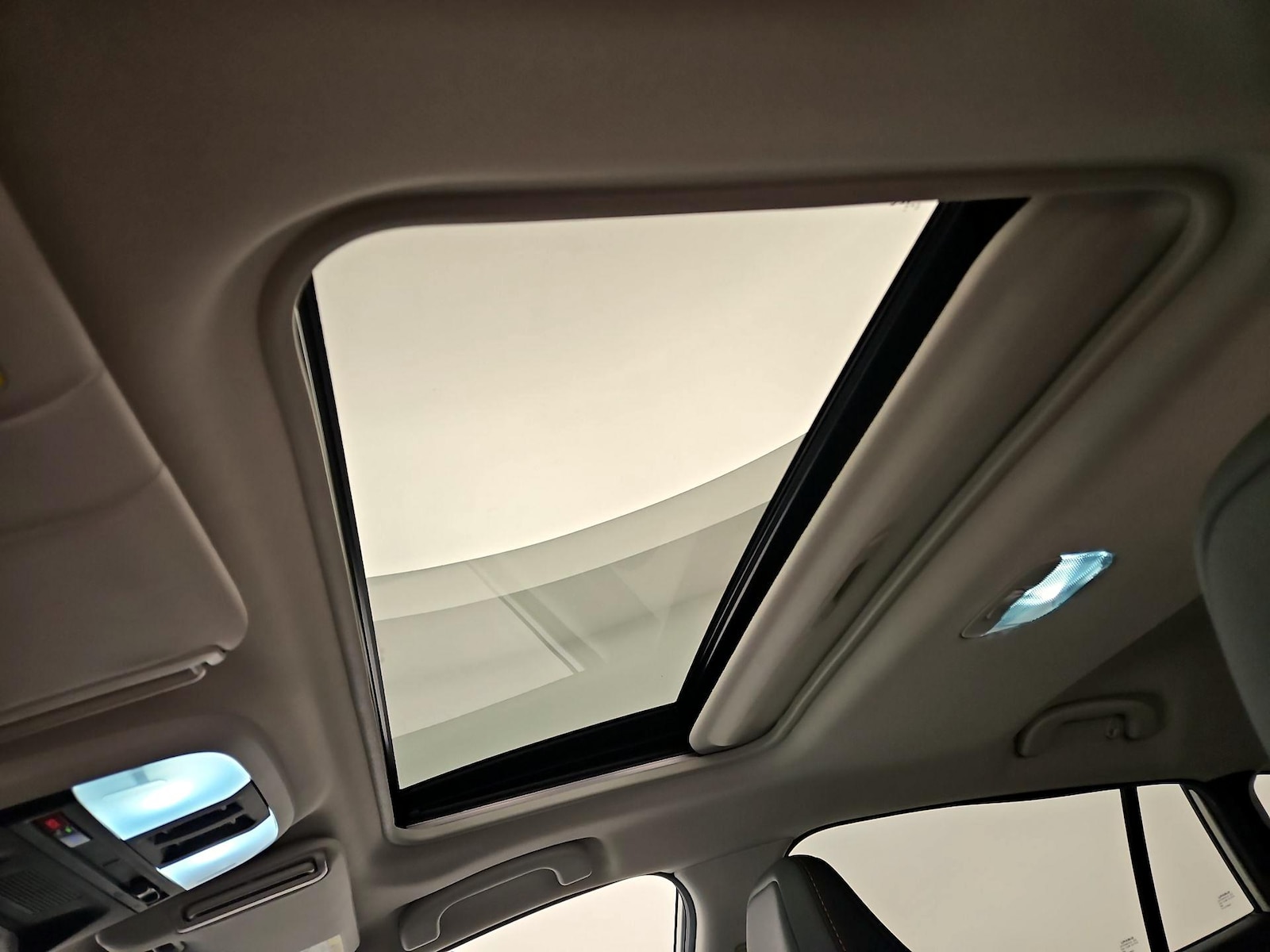 Sunroof(s) & Overhead Airbags