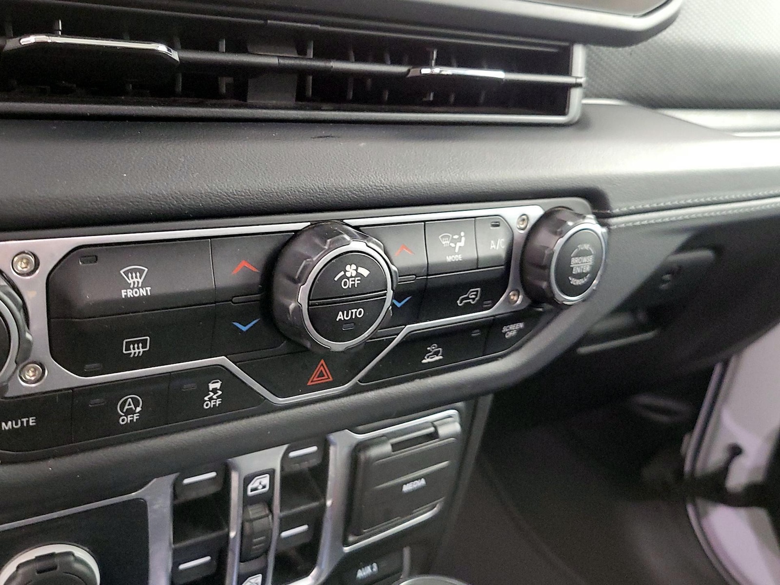 2025 Jeep Wrangler 4-Door Rubicon - Photo 17