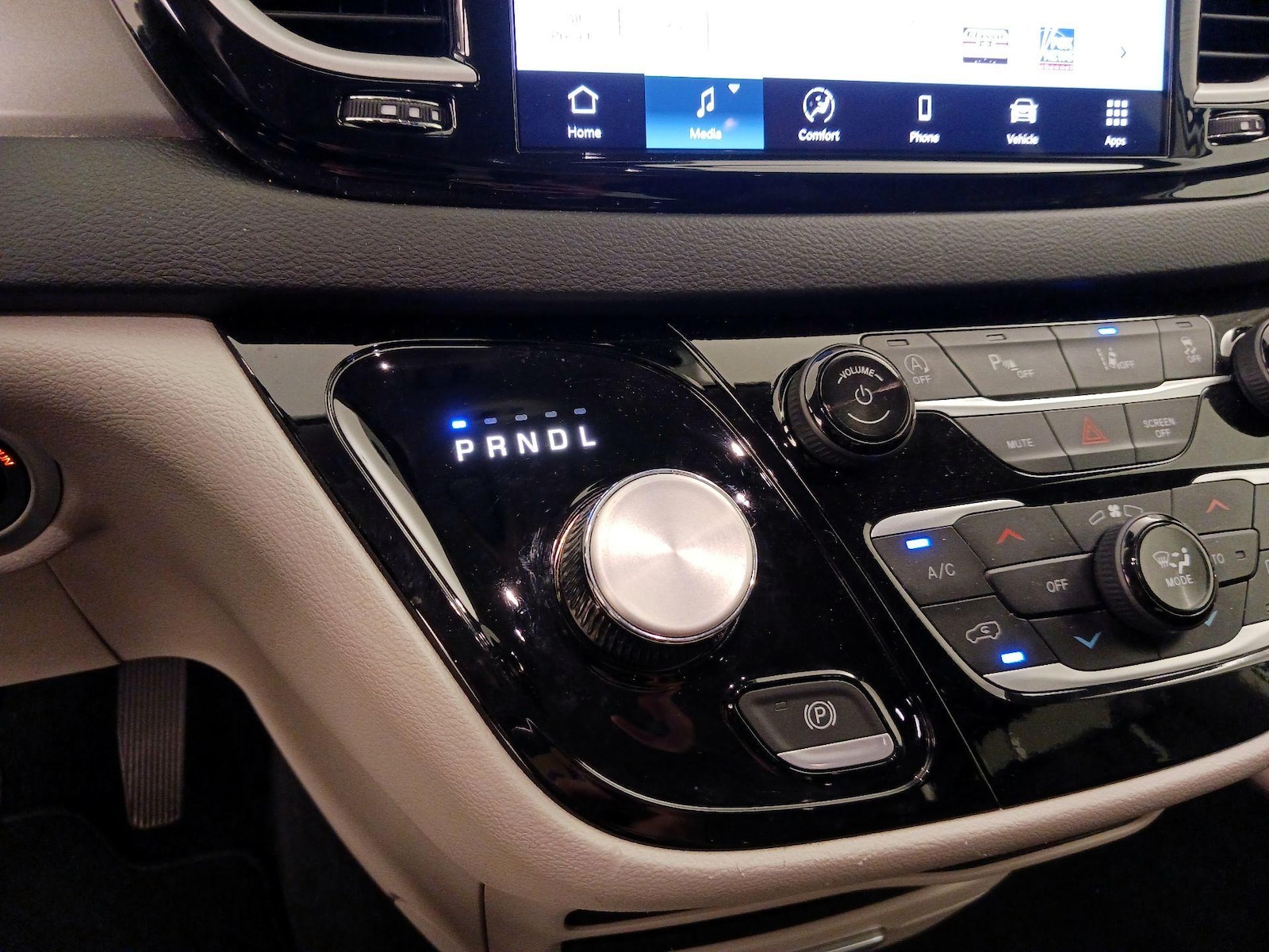 2024 Chrysler Pacifica Touring L - Photo 18