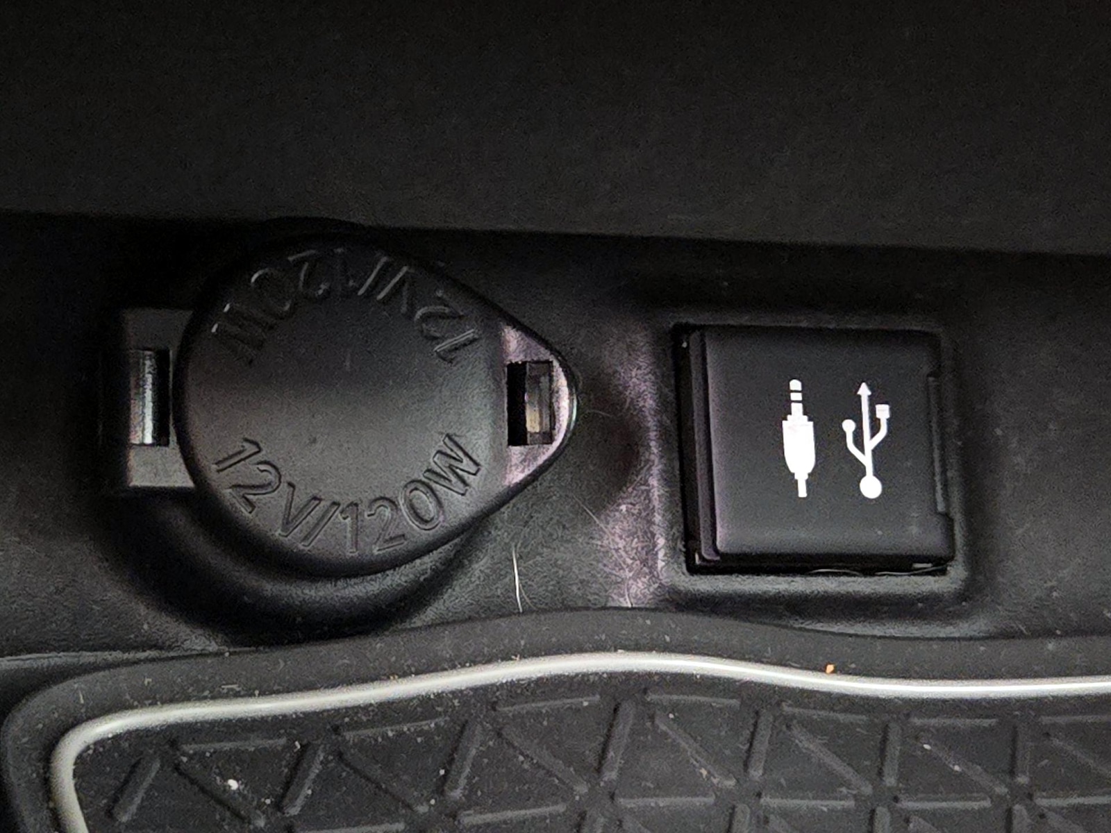 2019 Toyota RAV4 XLE Premium - Photo 19