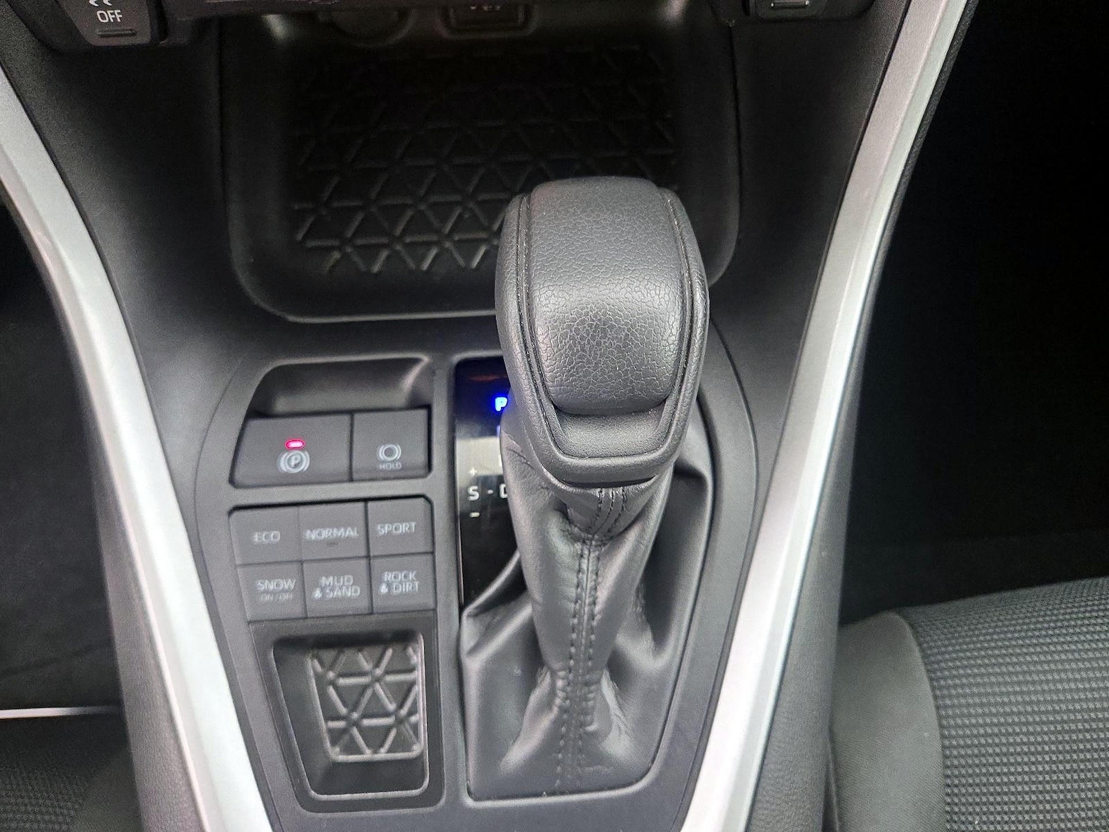 2025 Toyota RAV4 LE - Photo 18
