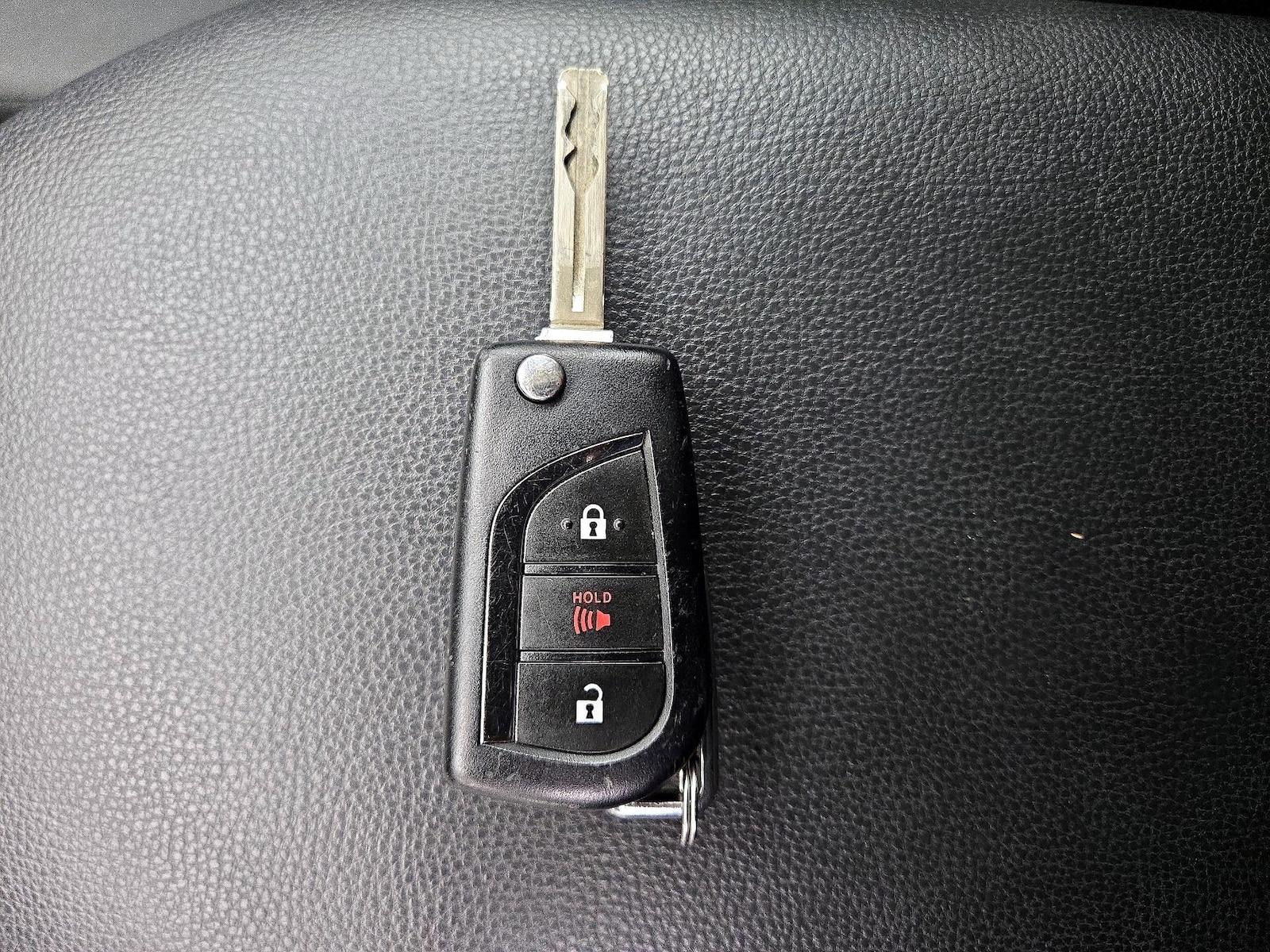 2025 Toyota RAV4 LE - Photo 23