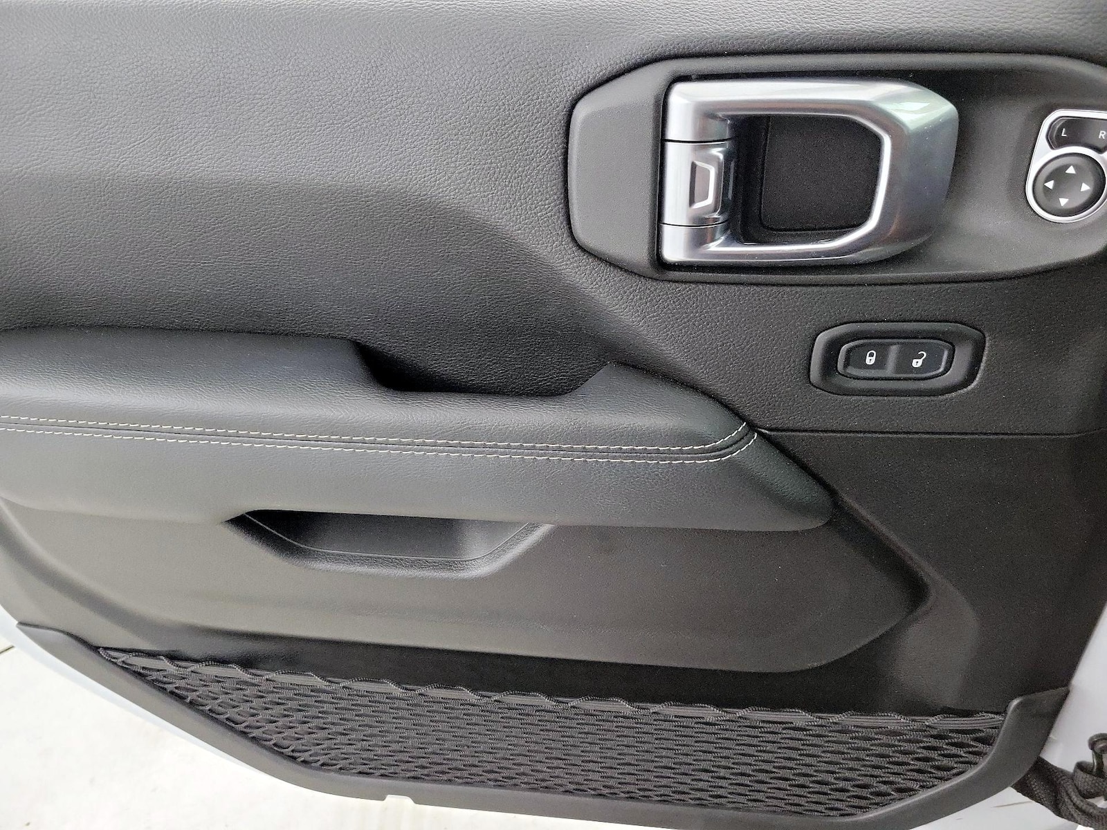 2022 Jeep Wrangler Unlimited Sahara 4XE - Photo 13