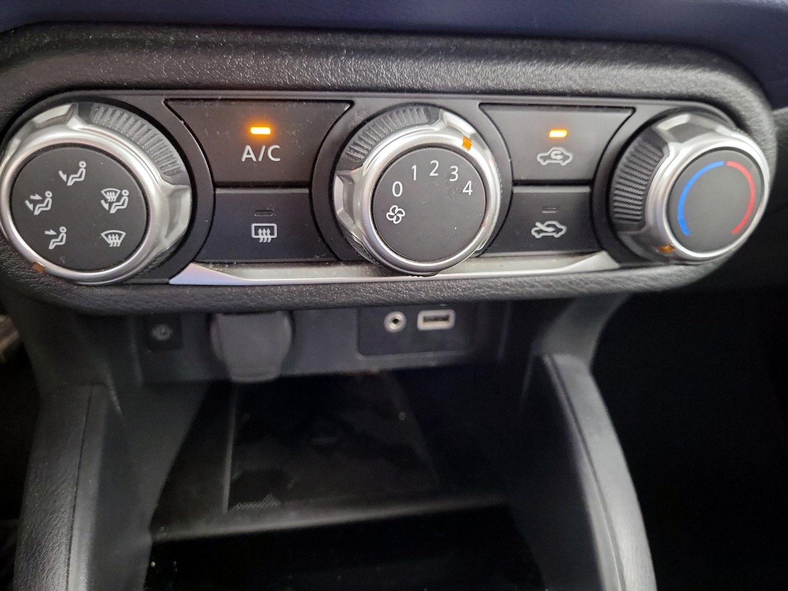 2024 Nissan Versa Sedan SV - Photo 17