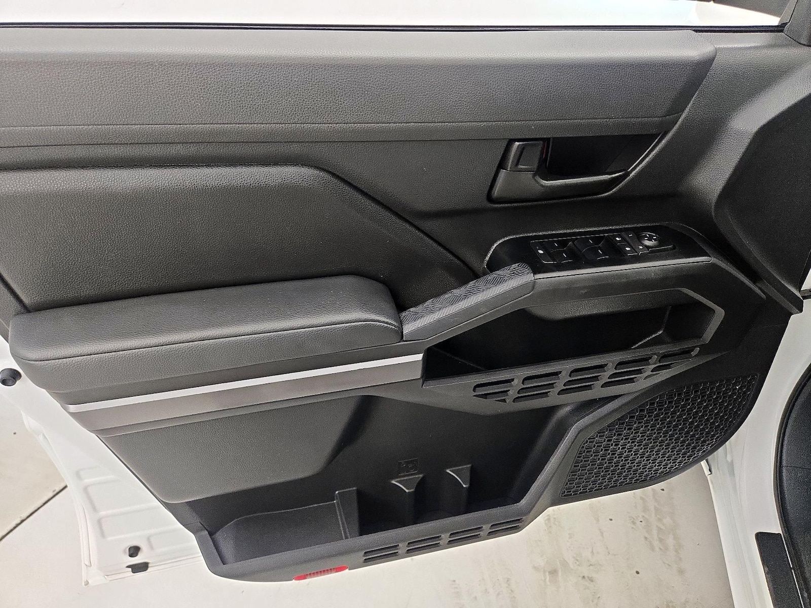 2025 Toyota Tacoma SR5 - Photo 13