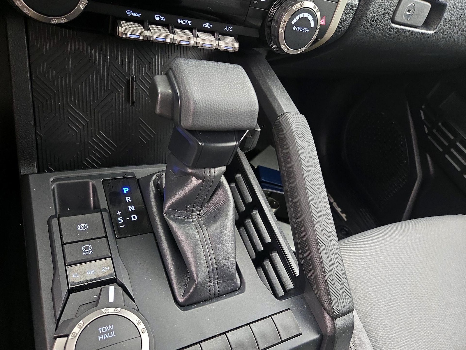 2025 Toyota Tacoma SR5 - Photo 18