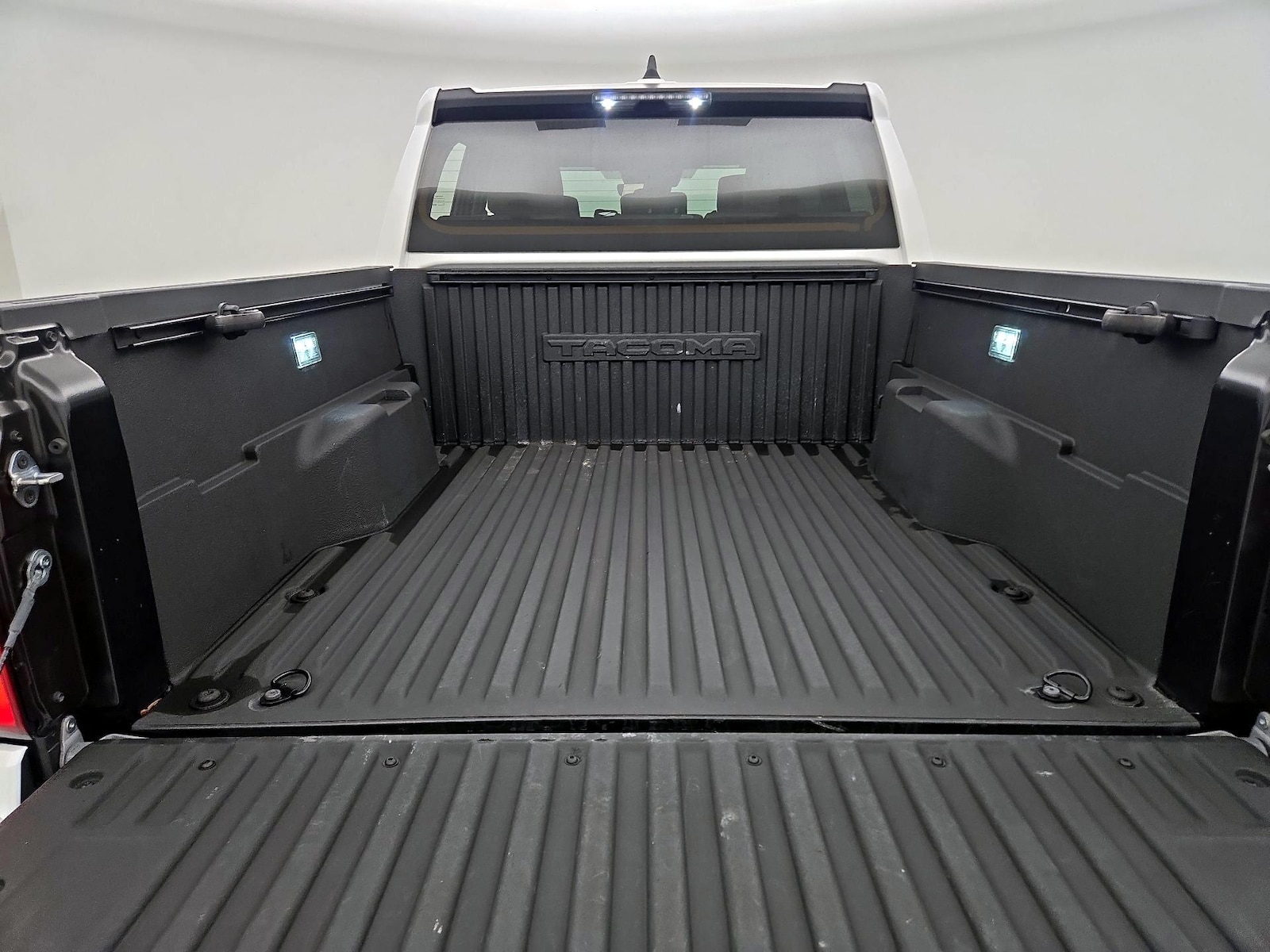2025 Toyota Tacoma SR5 - Photo 21