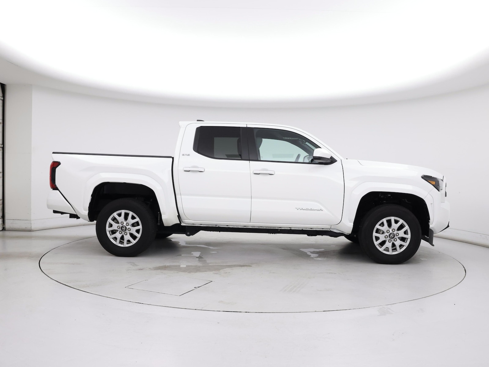 2025 Toyota Tacoma SR5 - Photo 8
