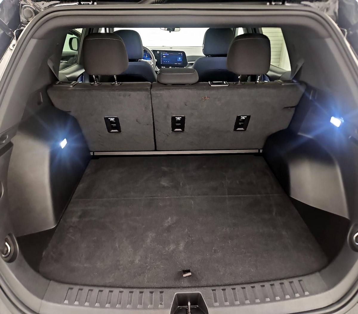 Trunk/Cargo (Seats Up)