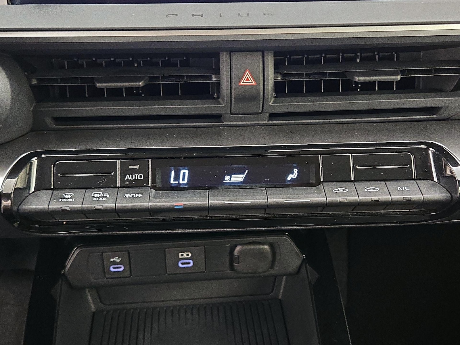 2026 Toyota Prius LE - Photo 17