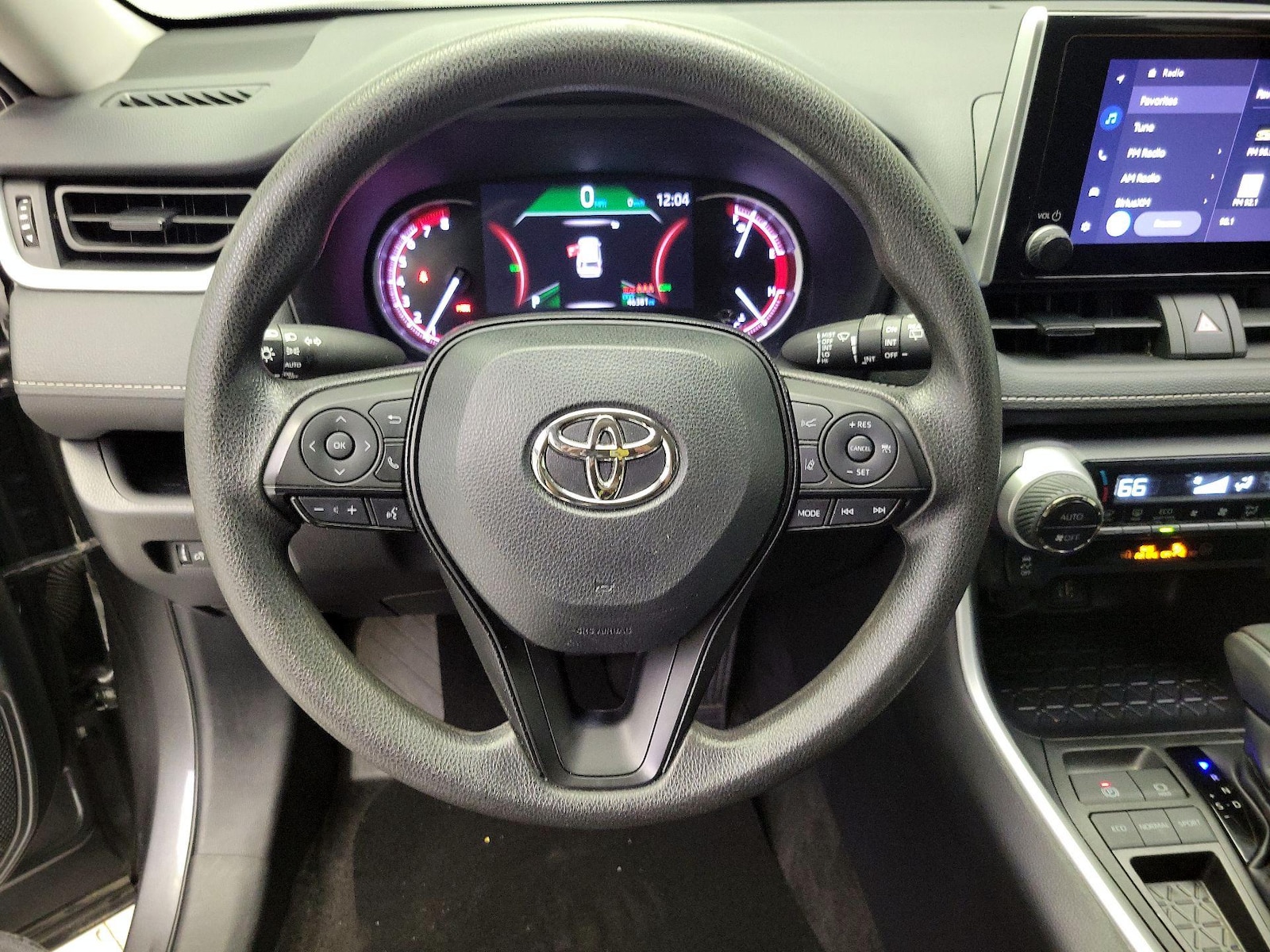 2025 Toyota RAV4 XLE - Photo 11