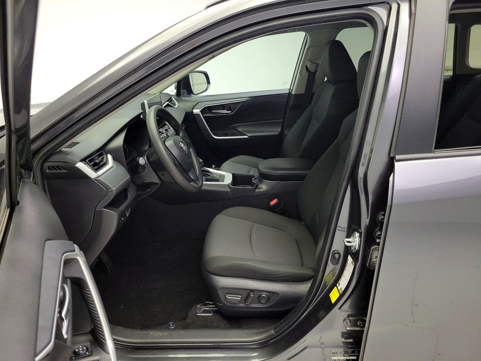 2025 Toyota RAV4 XLE - Photo 12