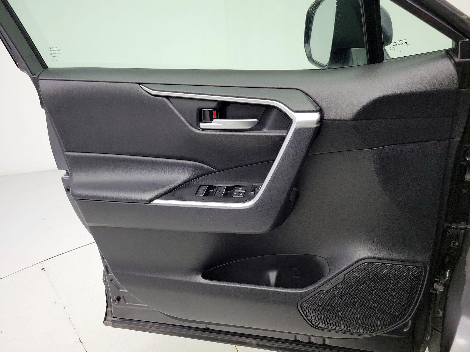 2025 Toyota RAV4 XLE - Photo 13