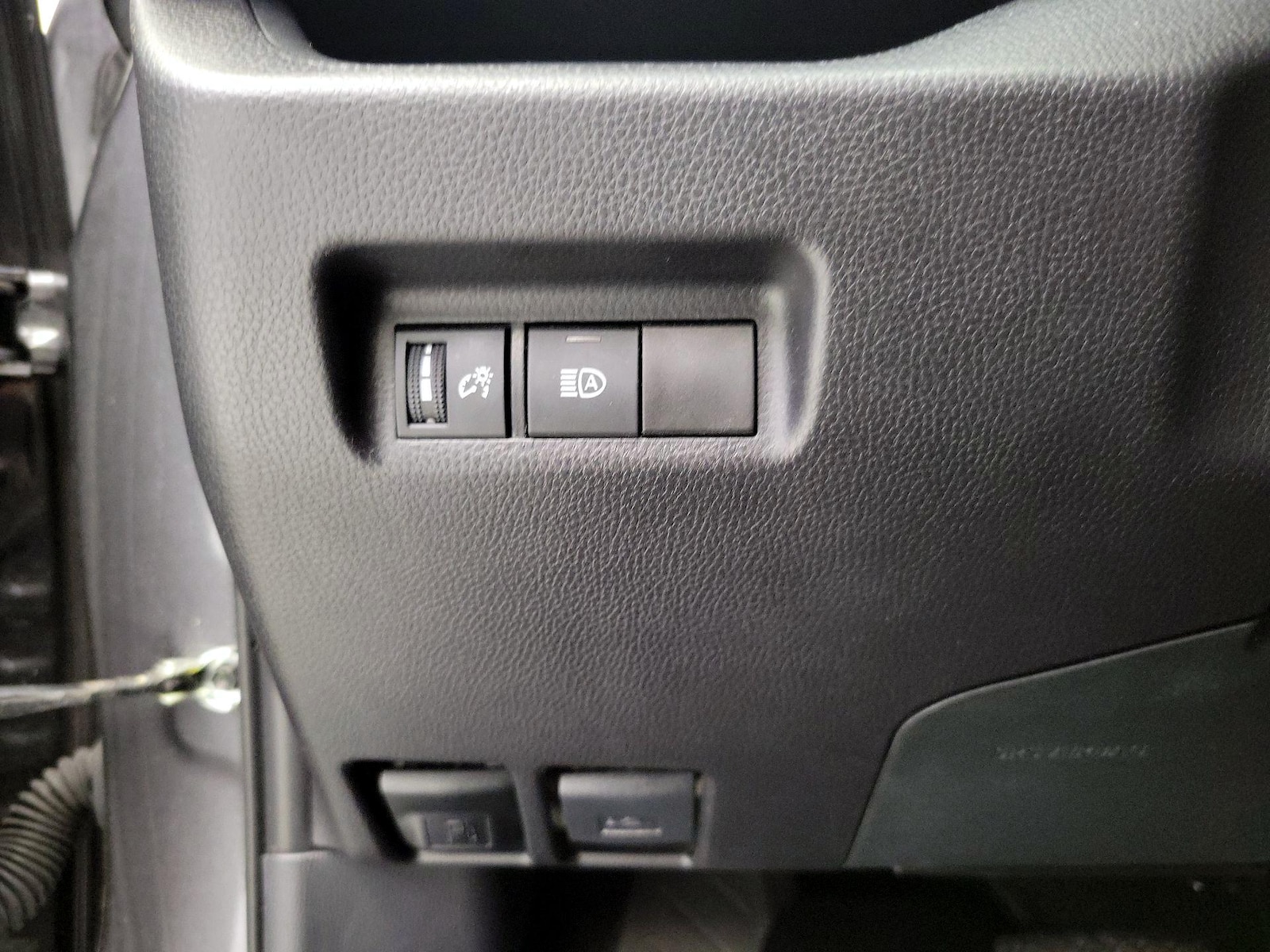 2025 Toyota RAV4 XLE - Photo 14