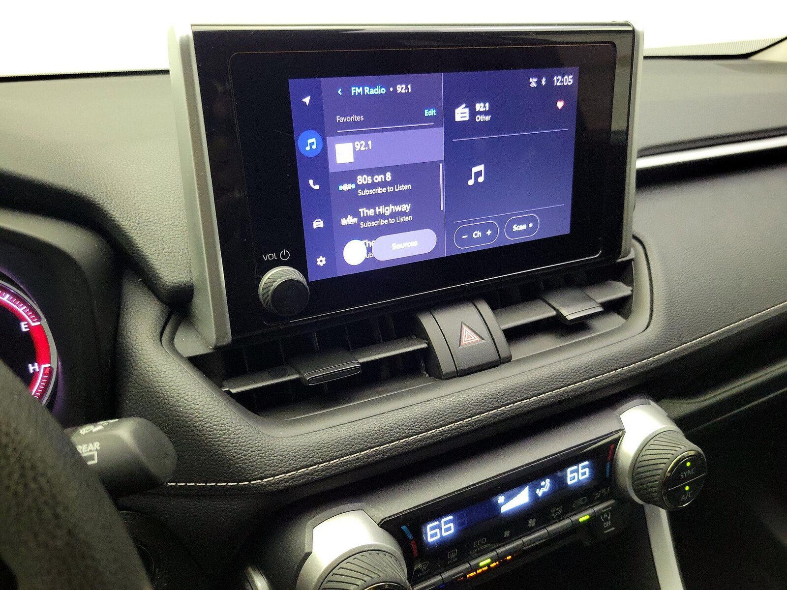 2025 Toyota RAV4 XLE - Photo 17