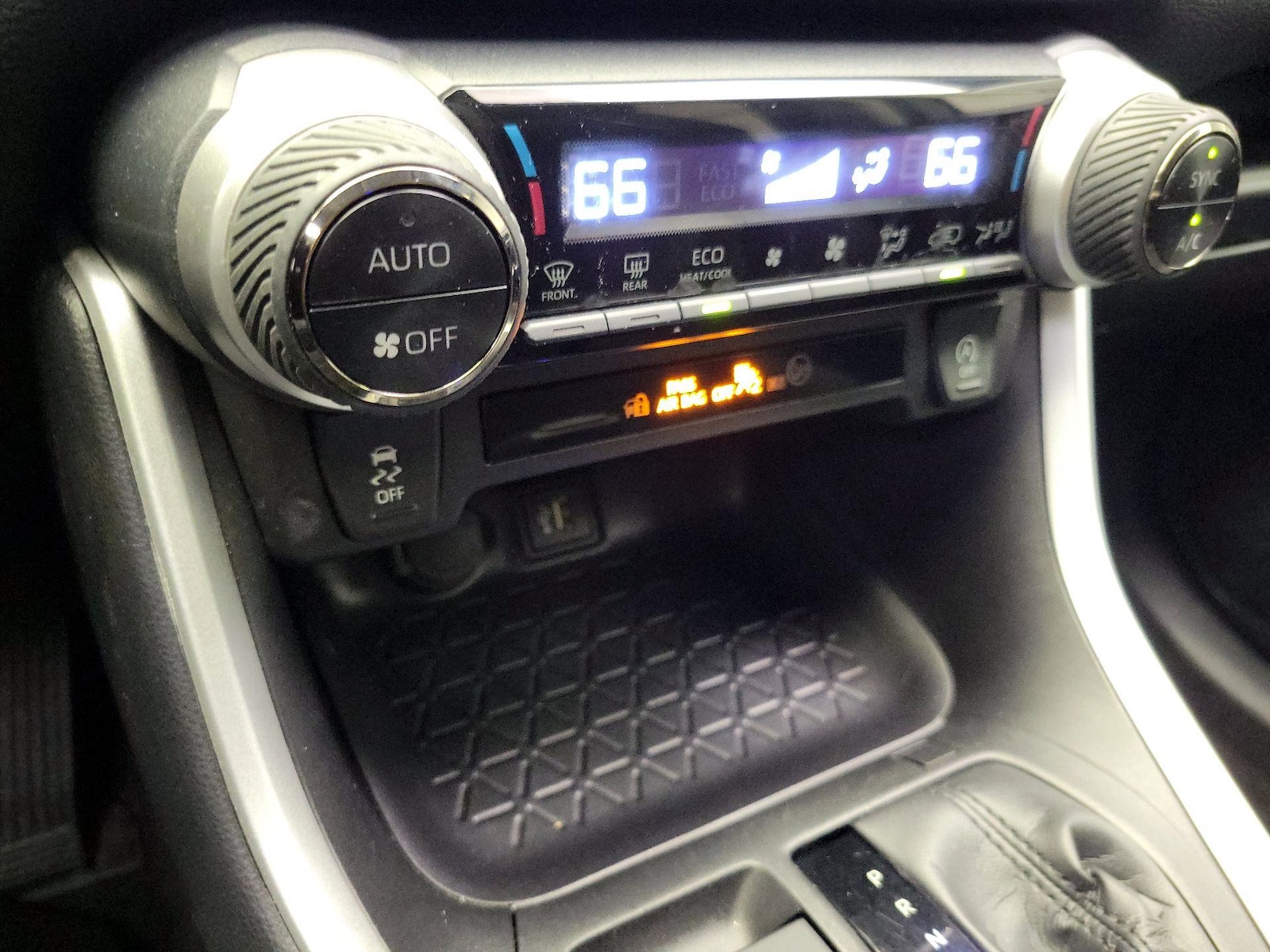 2025 Toyota RAV4 XLE - Photo 18