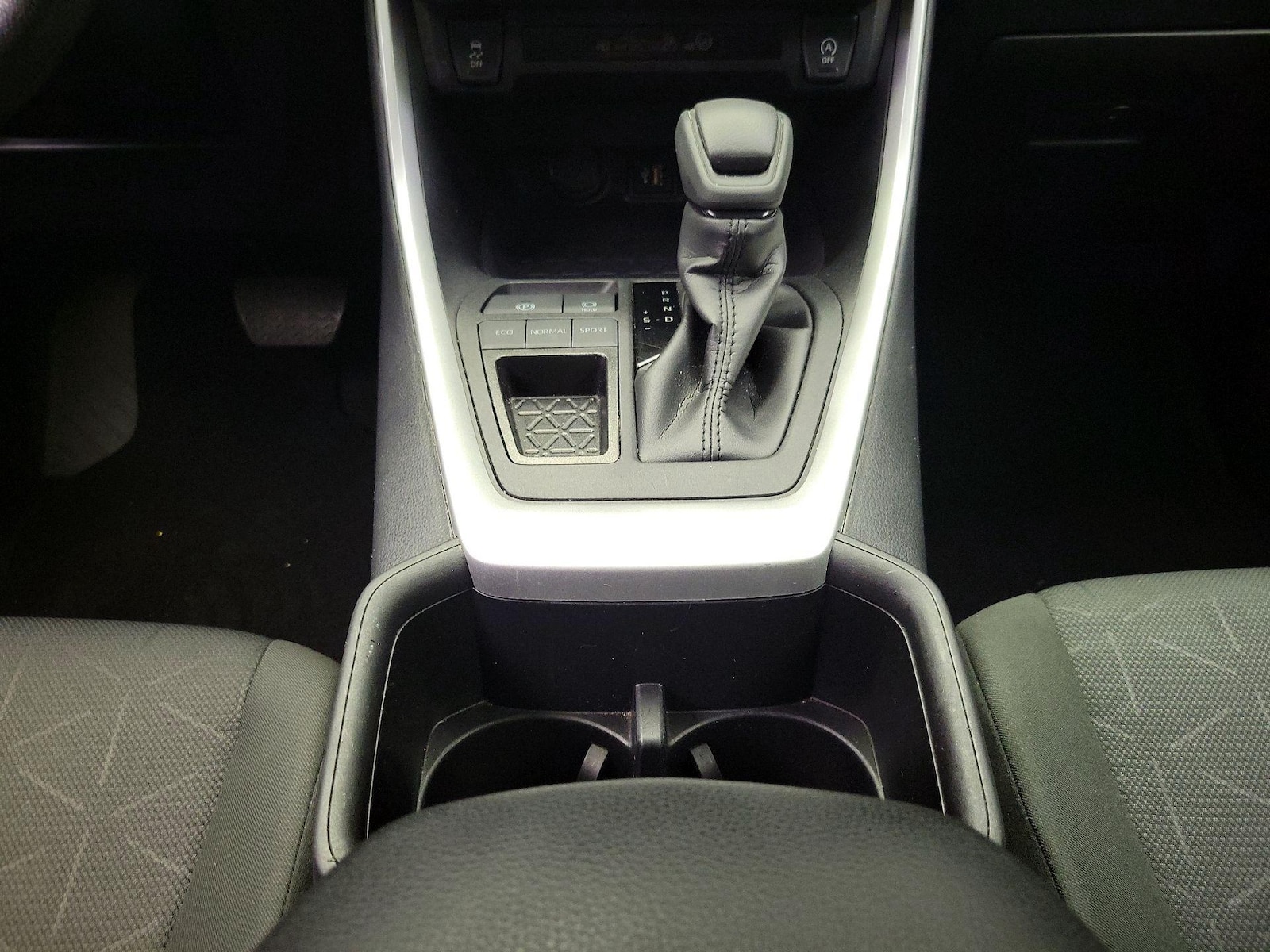 2025 Toyota RAV4 XLE - Photo 19
