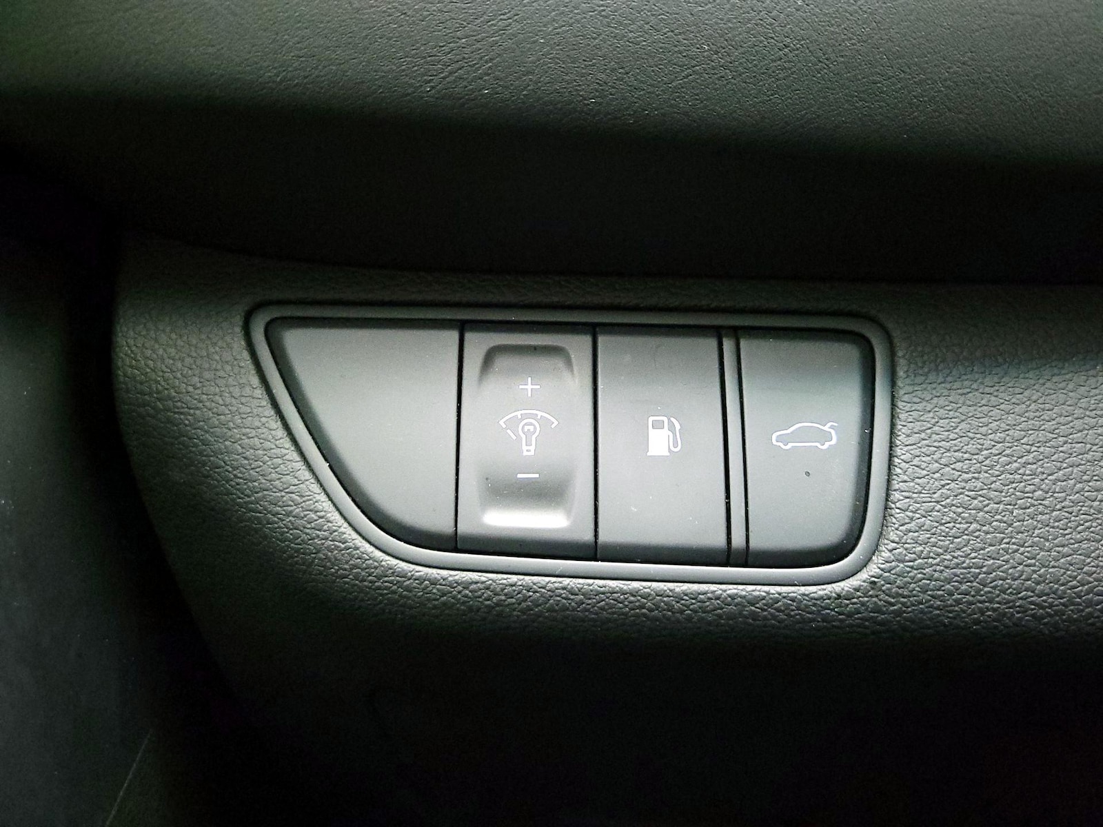 2025 GENESIS G70 Standard - Photo 14