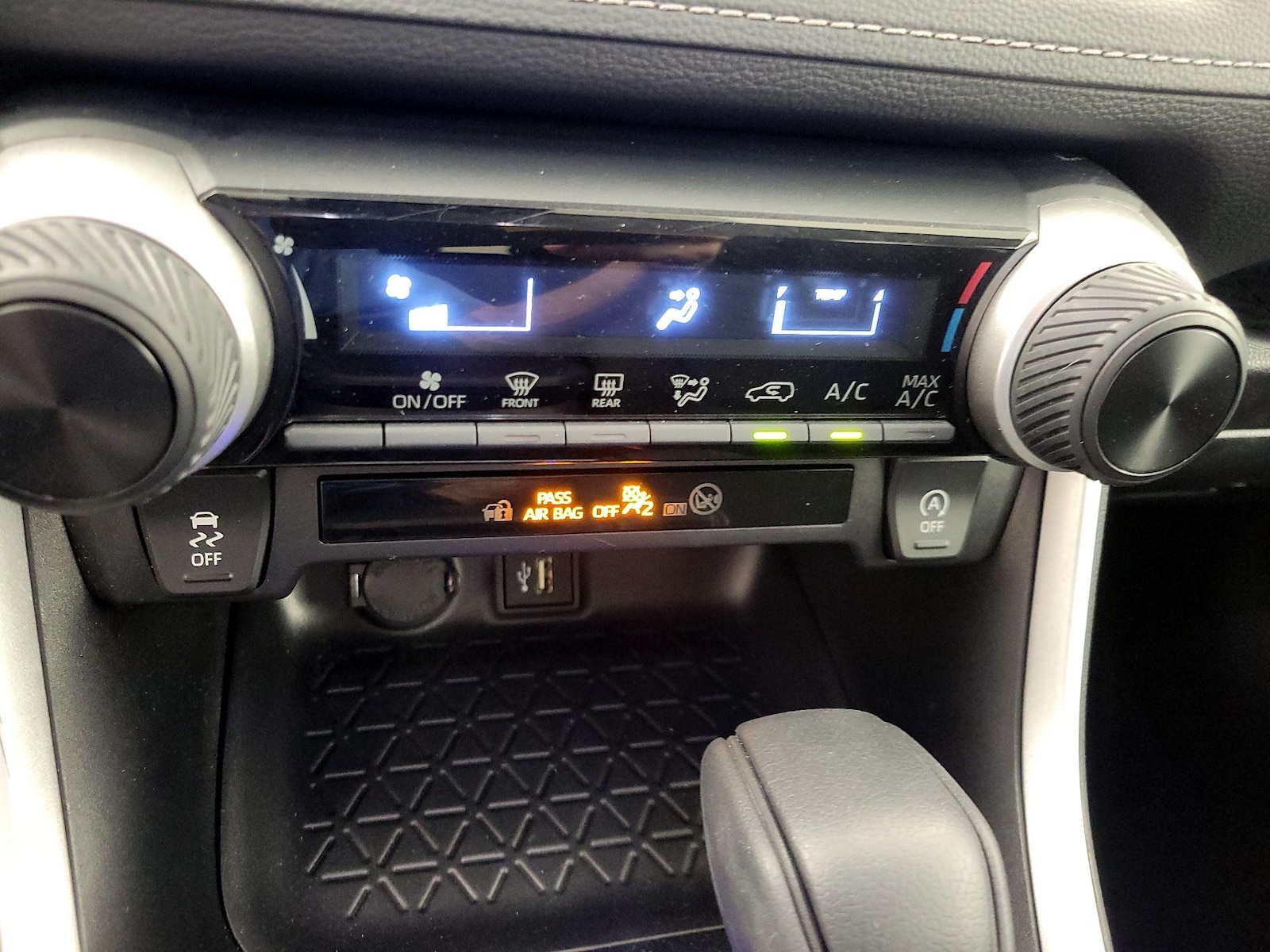2025 Toyota RAV4 LE - Photo 17