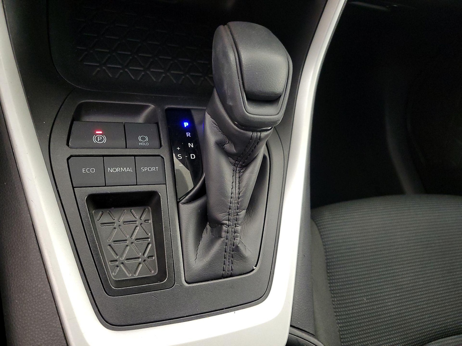 2025 Toyota RAV4 LE - Photo 18