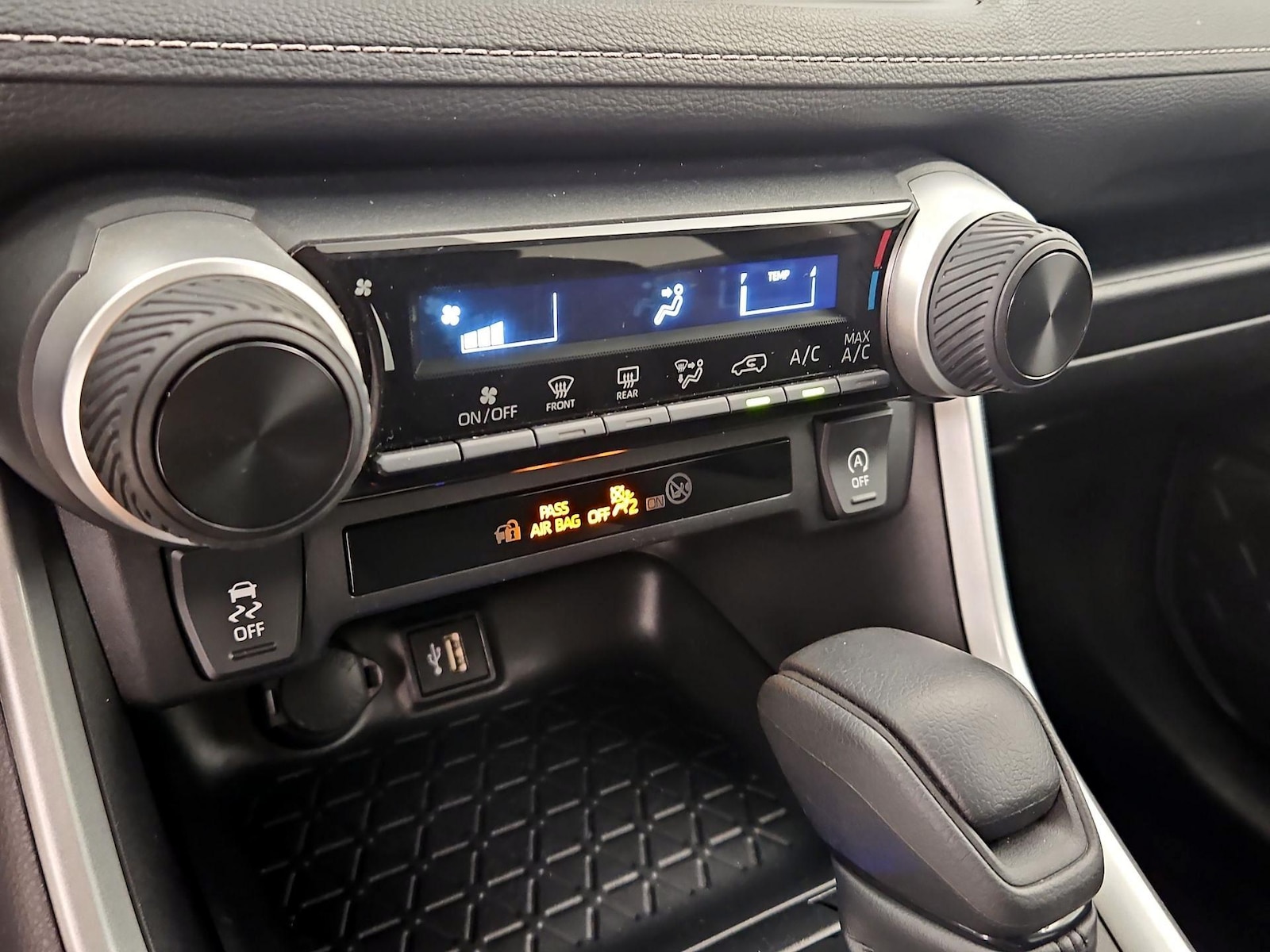 2025 Toyota RAV4 LE - Photo 18