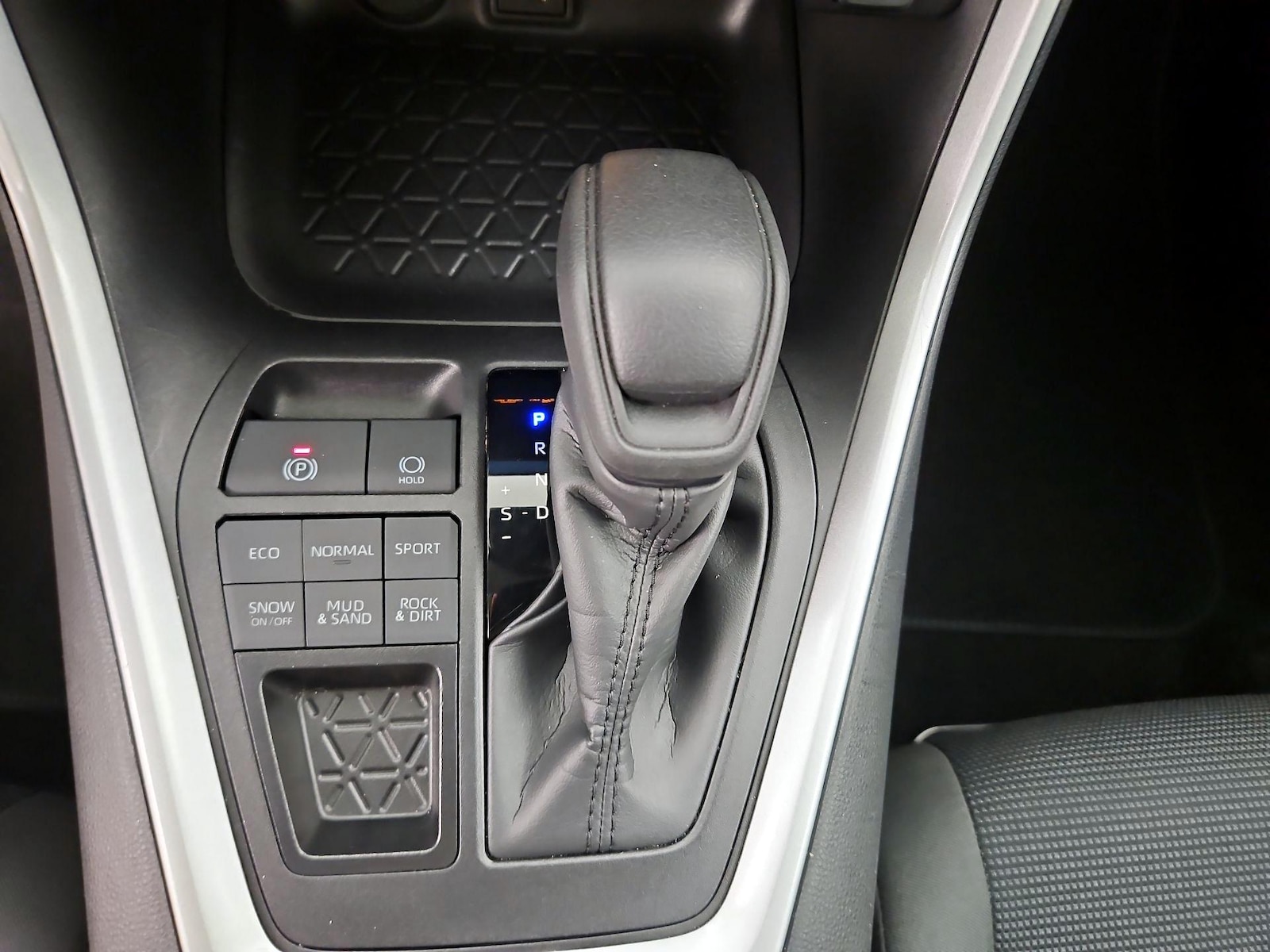 2025 Toyota RAV4 LE - Photo 19