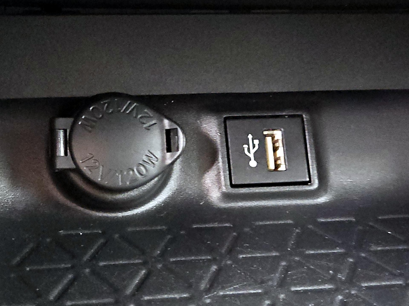 2025 Toyota RAV4 LE - Photo 20