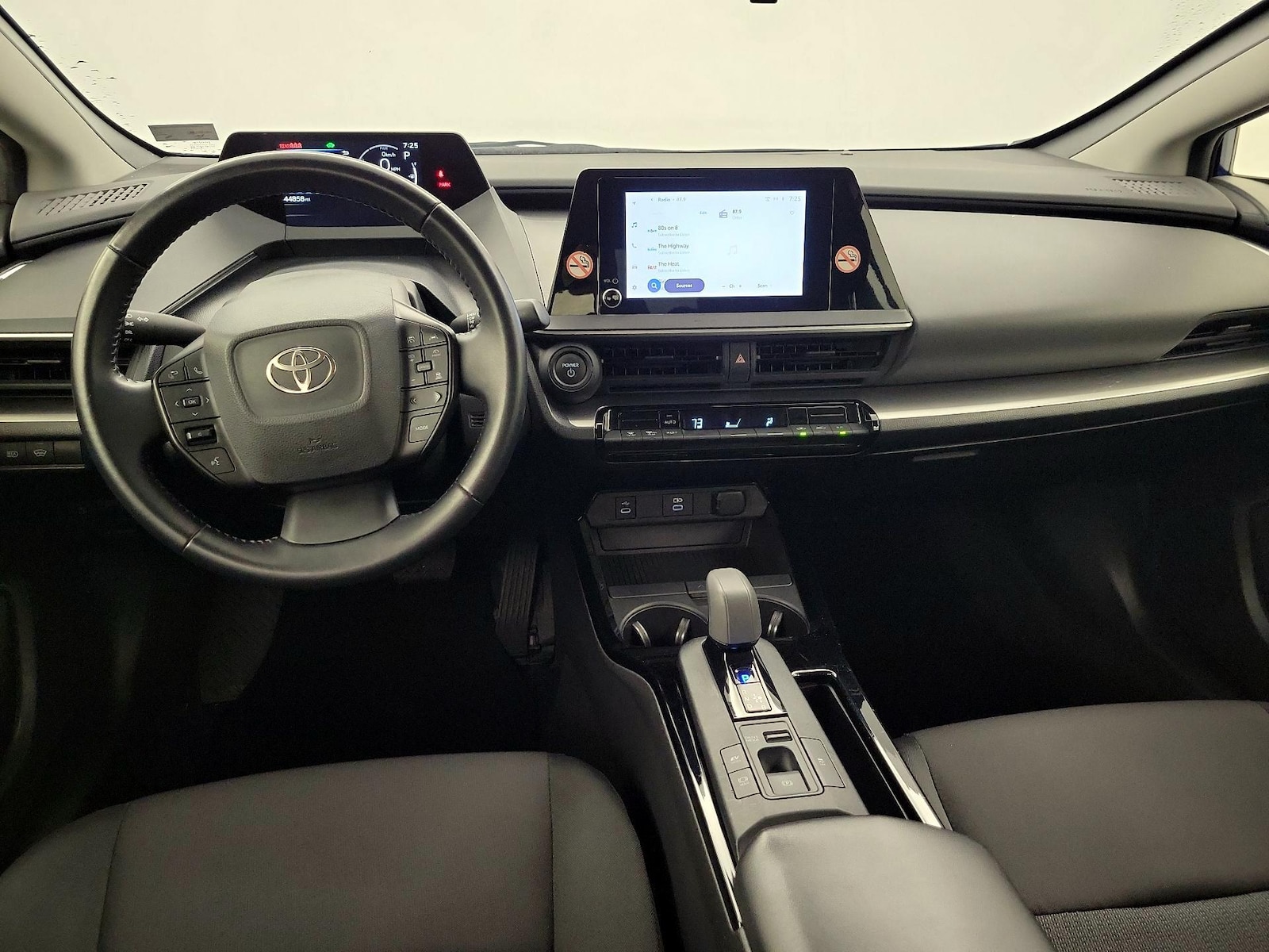 2024 Toyota Prius LE - Photo 10