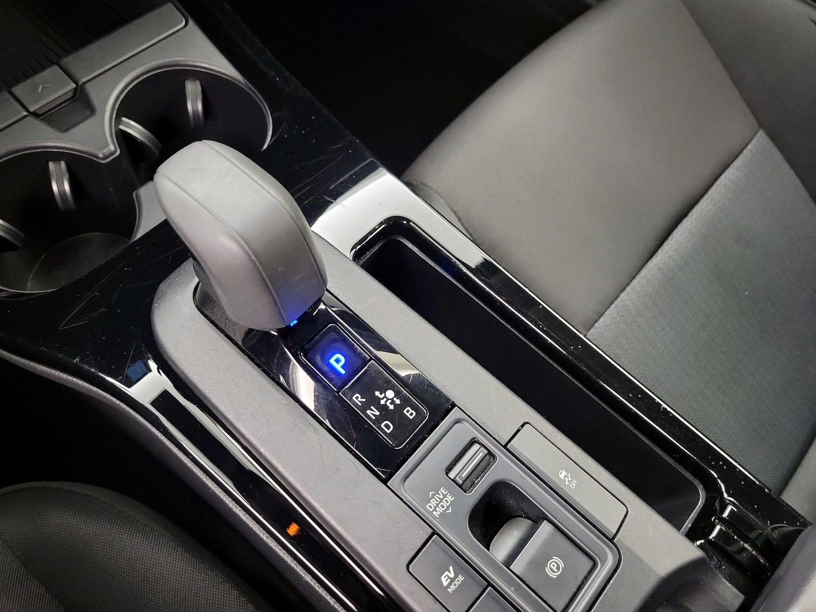2024 Toyota Prius LE - Photo 18