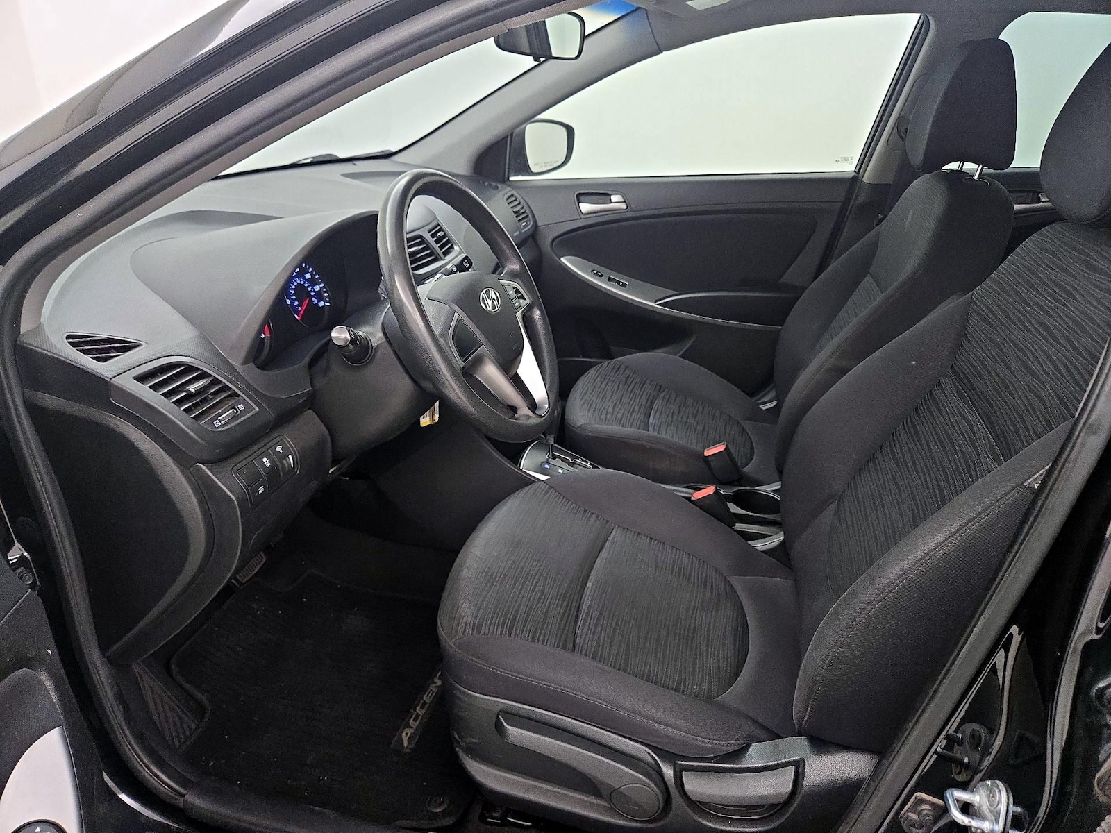 2016 Hyundai Accent SE - Photo 12