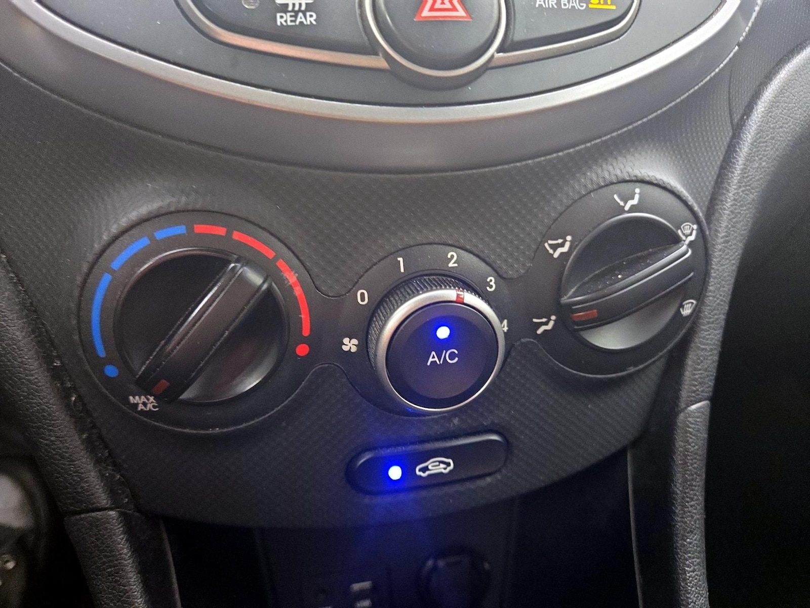 2016 Hyundai Accent SE - Photo 16