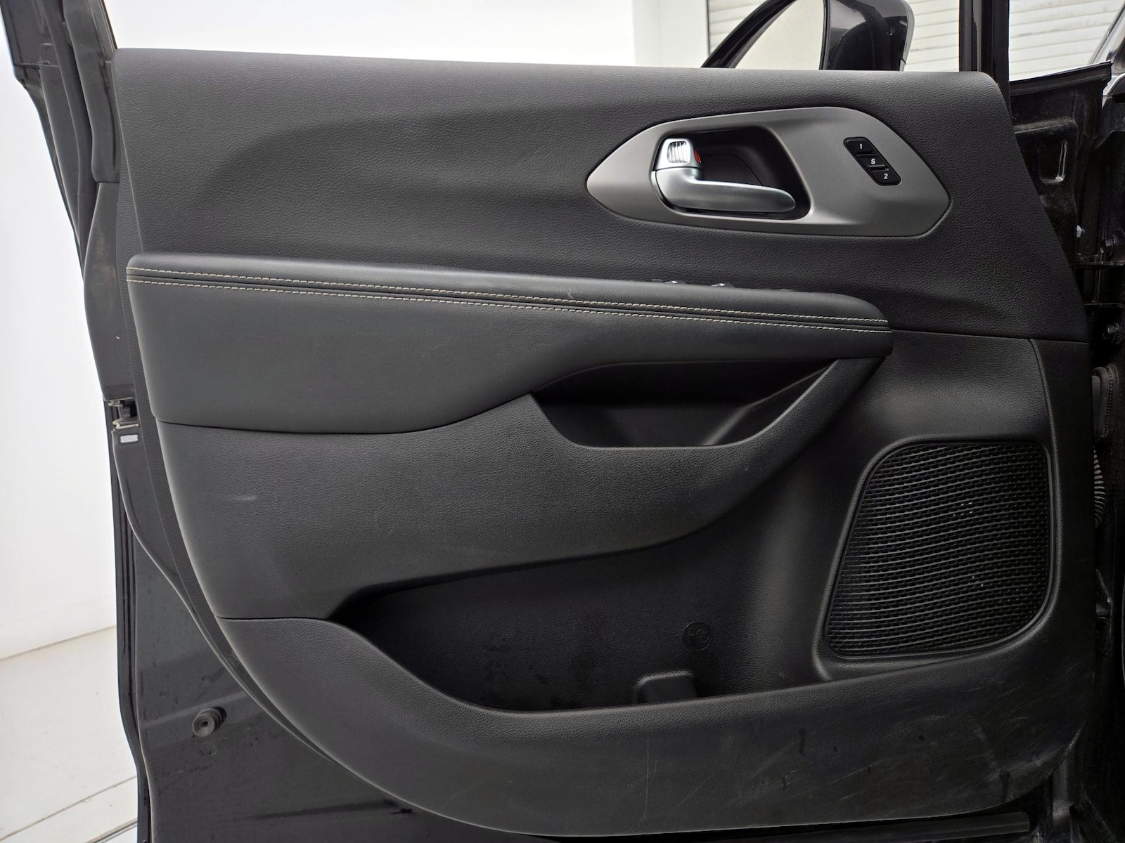 2025 Chrysler Pacifica Select - Photo 13