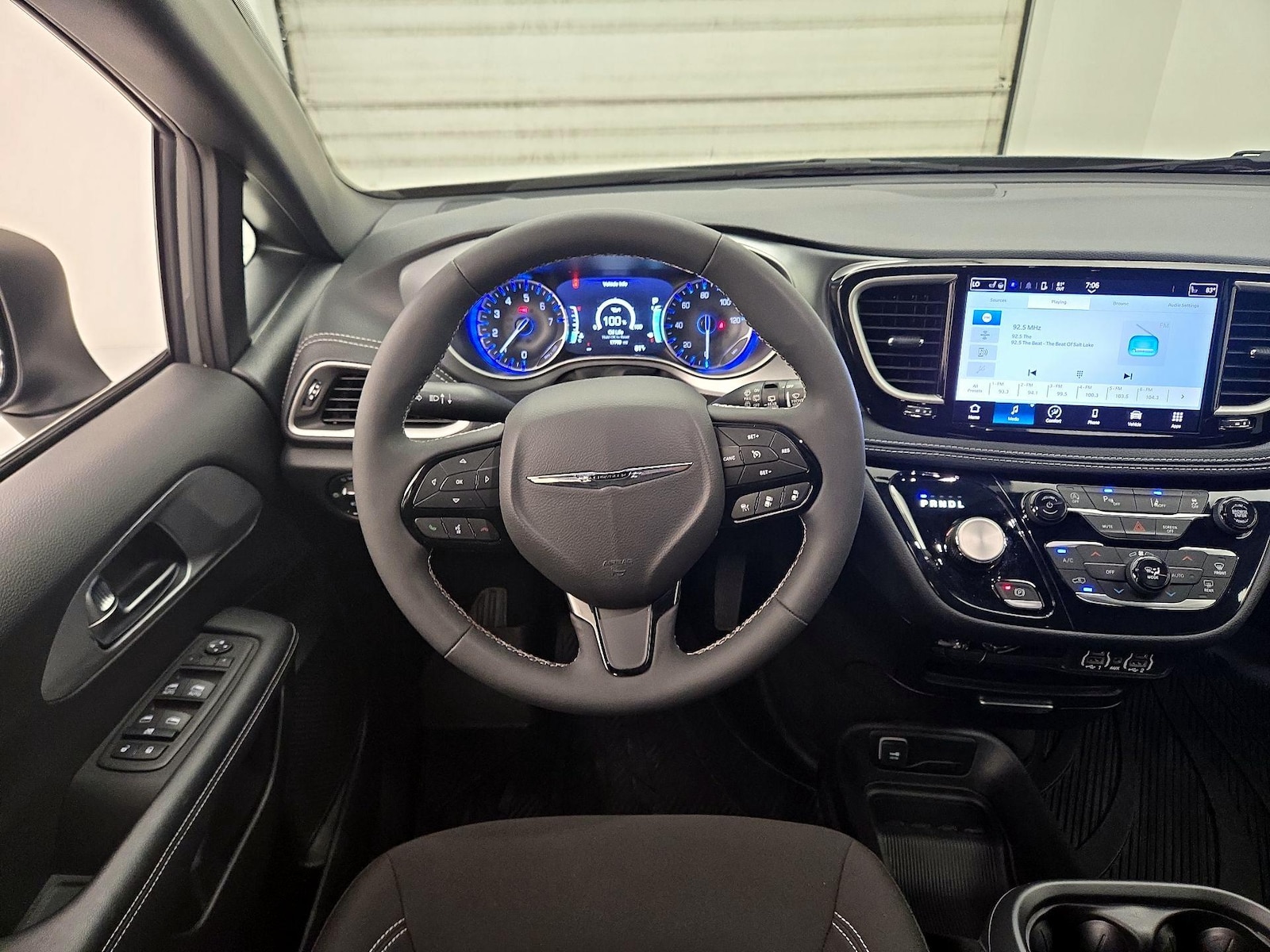 2023 Chrysler Pacifica Touring - Photo 11
