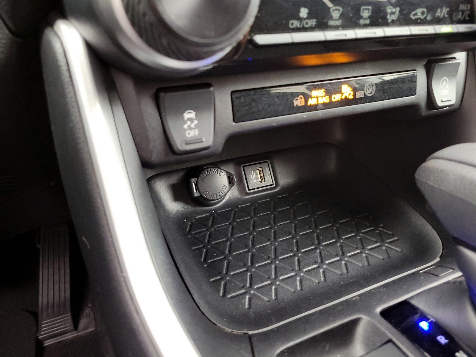 2025 Toyota RAV4 LE - Photo 20