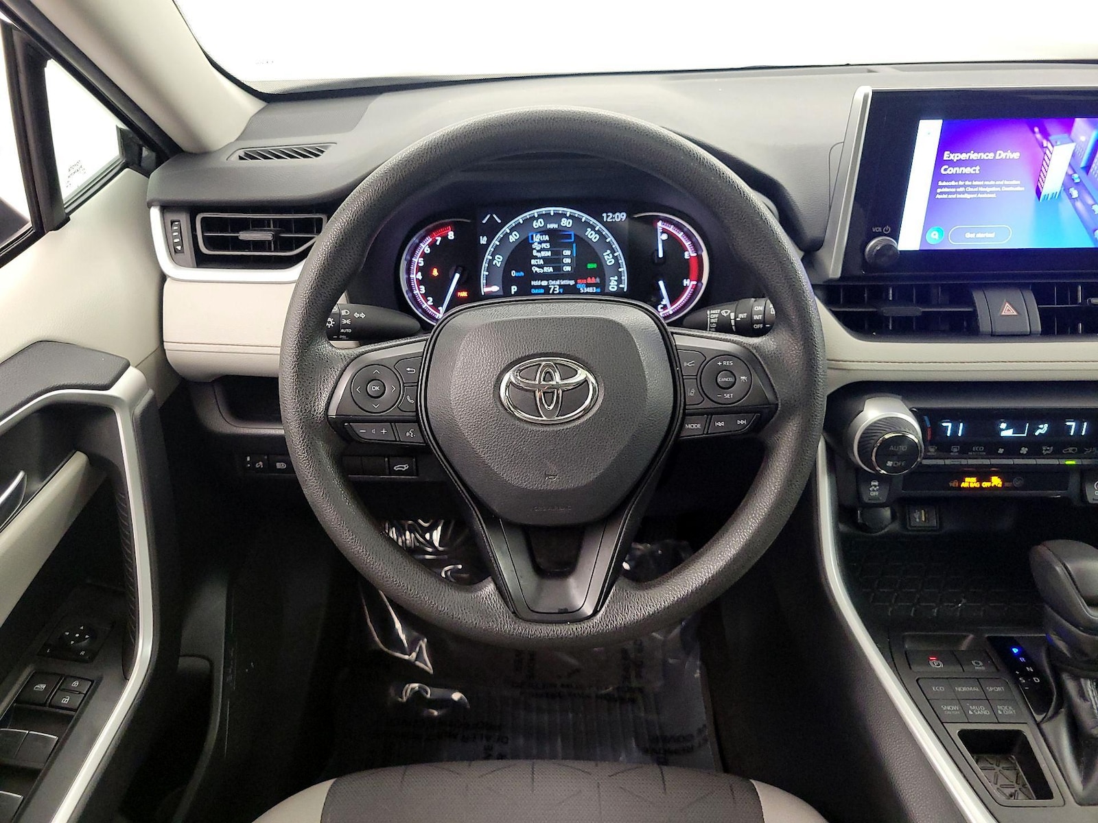 2024 Toyota RAV4 XLE - Photo 11