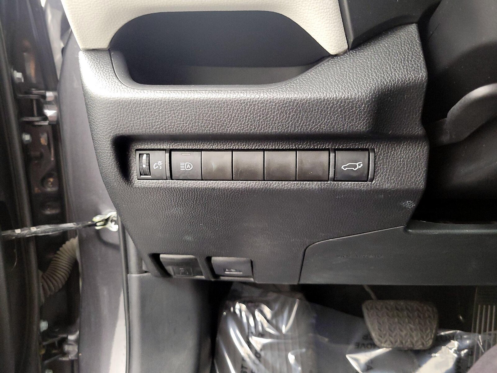 2024 Toyota RAV4 XLE - Photo 14