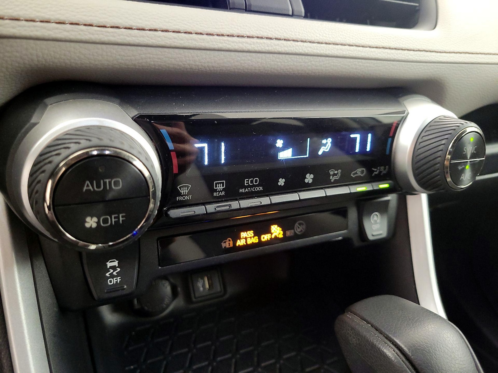2024 Toyota RAV4 XLE - Photo 17