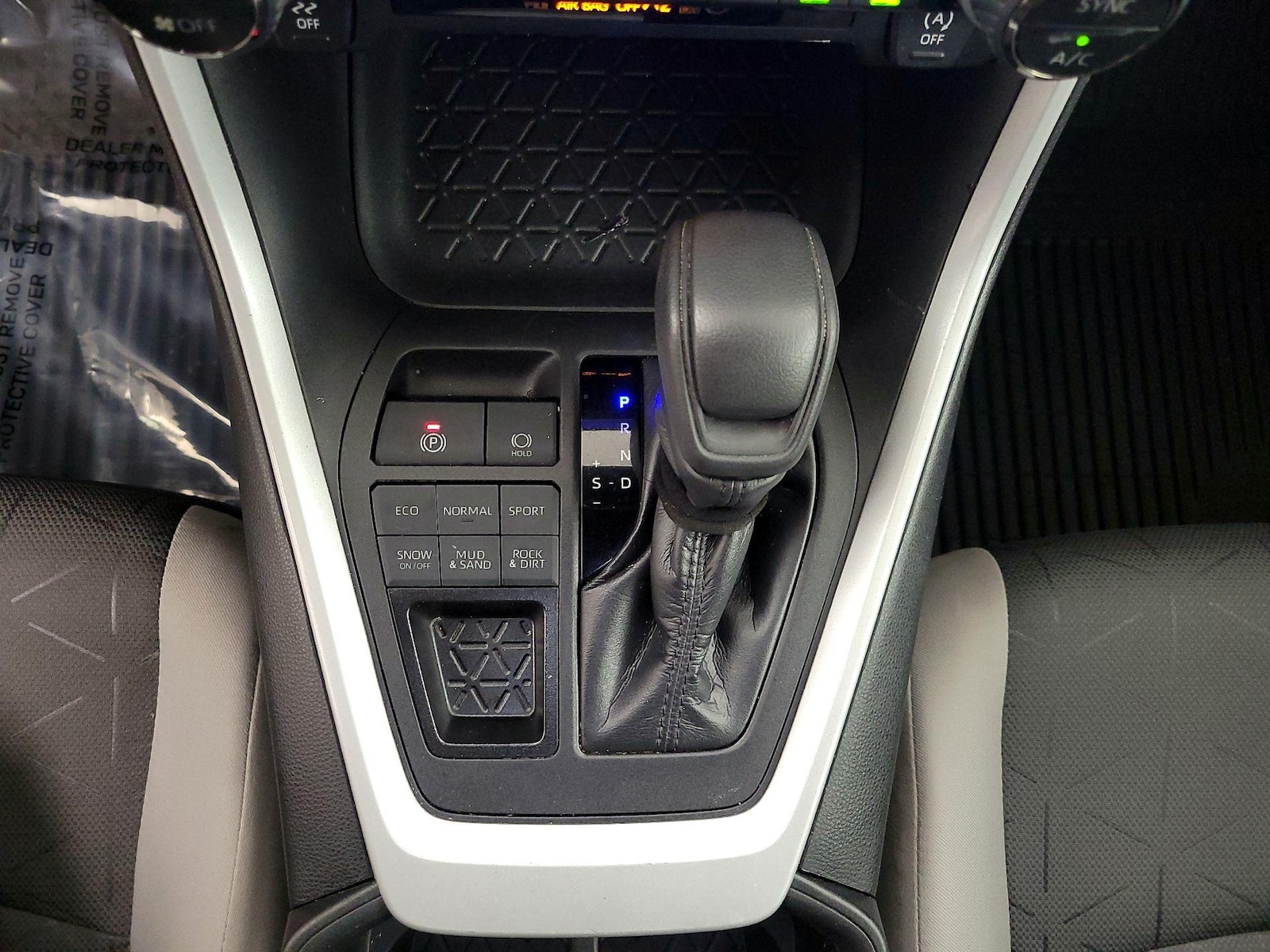 2024 Toyota RAV4 XLE - Photo 18