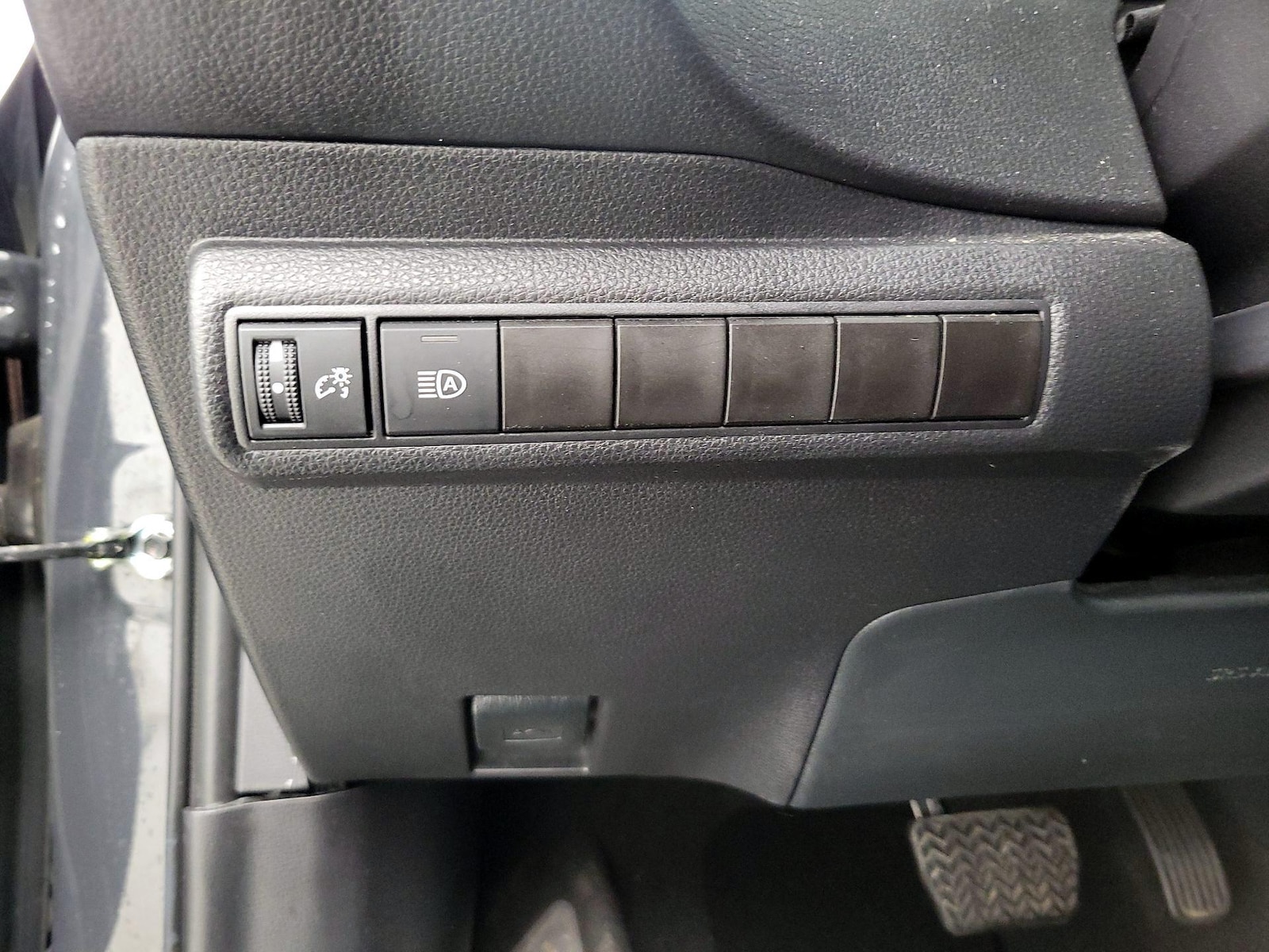 2025 Toyota Corolla LE - Photo 14
