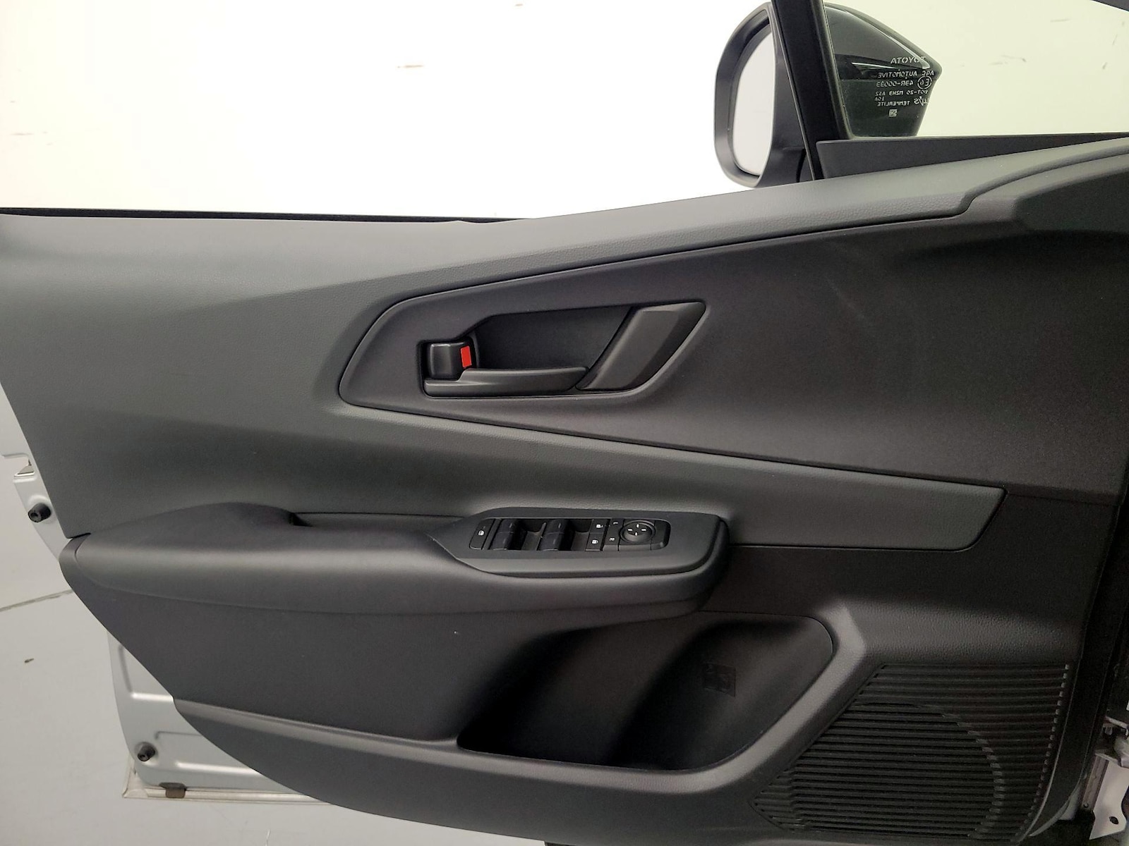 2025 Toyota Prius LE - Photo 13