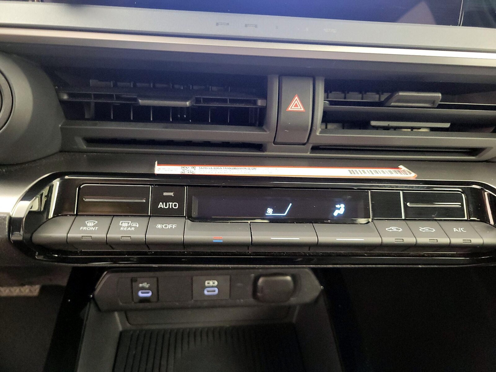 2025 Toyota Prius LE - Photo 17