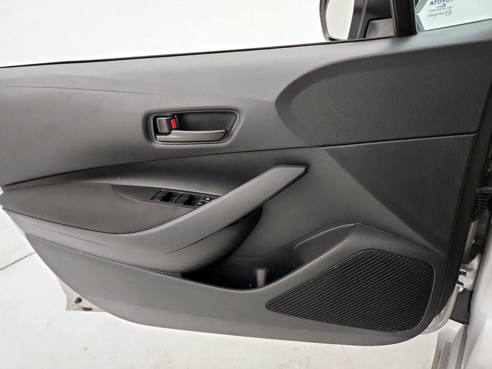 2025 Toyota Corolla LE - Photo 13