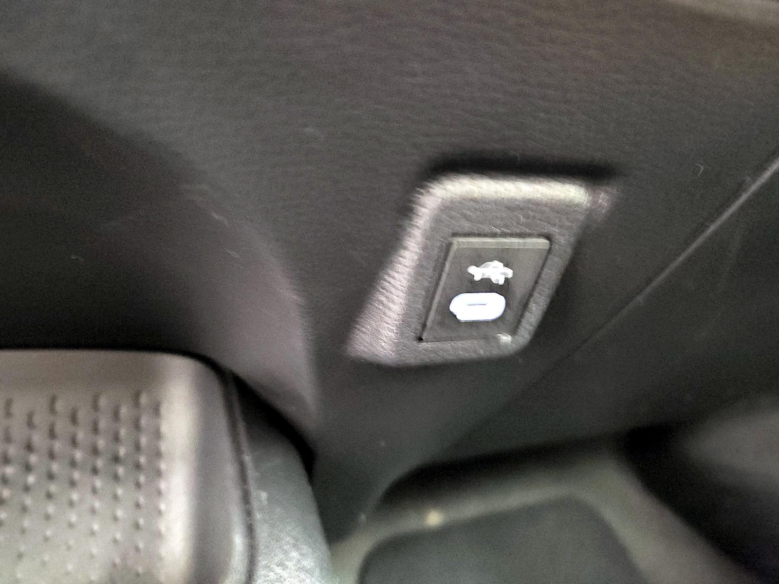 2025 Toyota Corolla LE - Photo 19