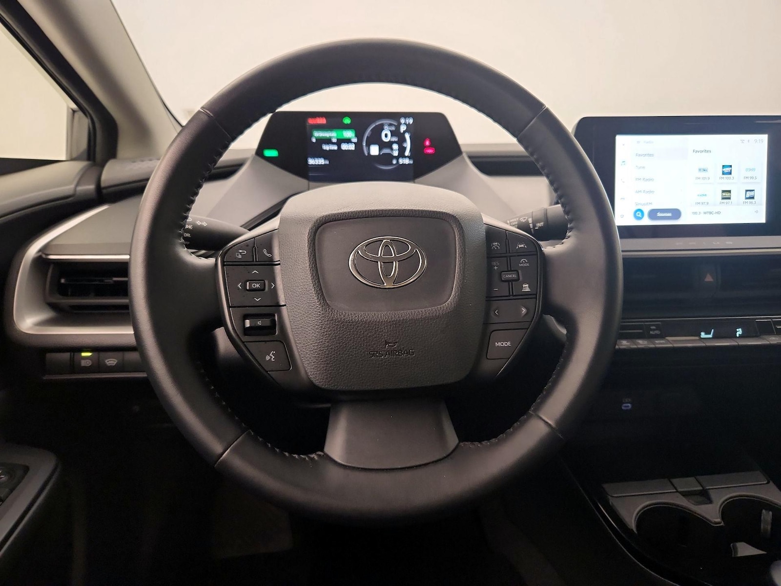 2025 Toyota Prius LE - Photo 11