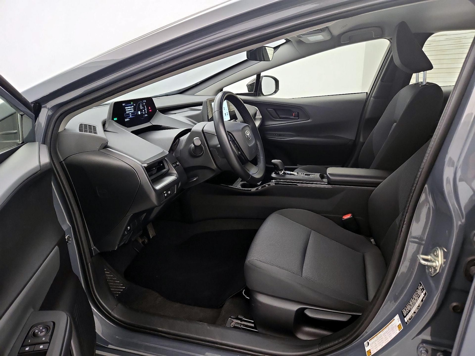 2025 Toyota Prius LE - Photo 13