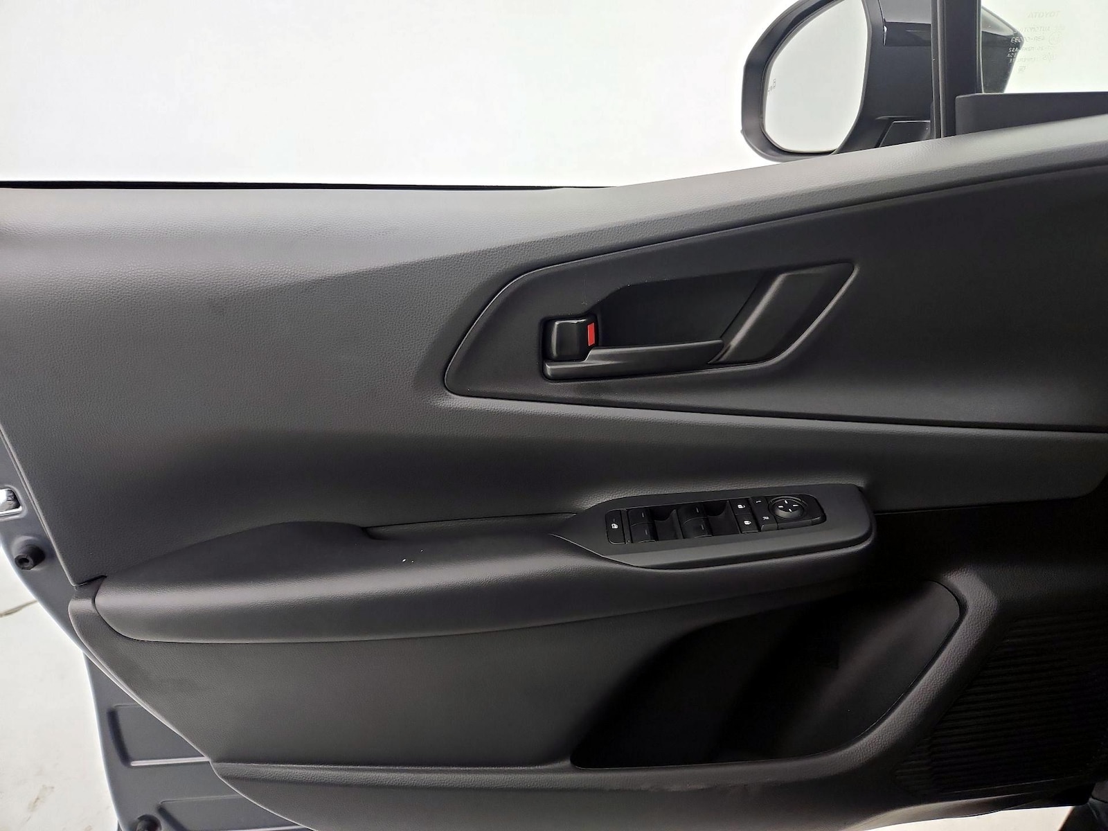 2025 Toyota Prius LE - Photo 14