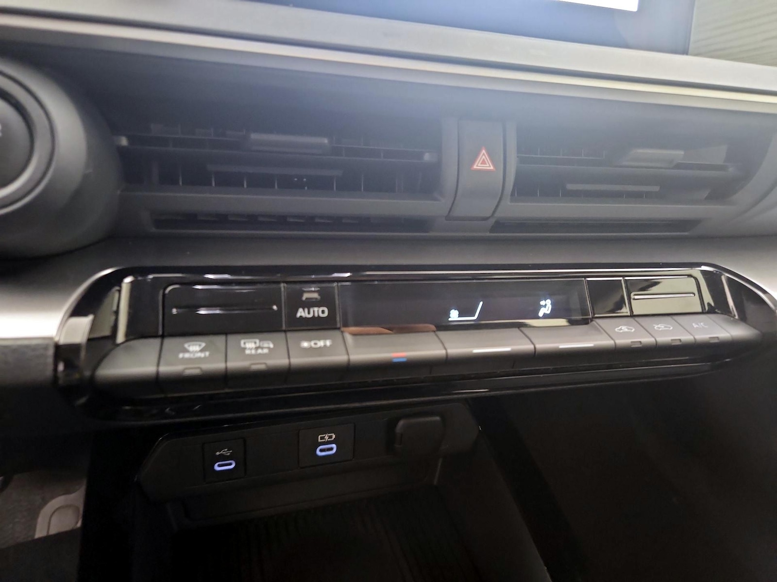 2025 Toyota Prius LE - Photo 18