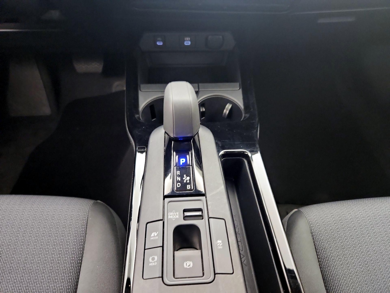 2025 Toyota Prius LE - Photo 19
